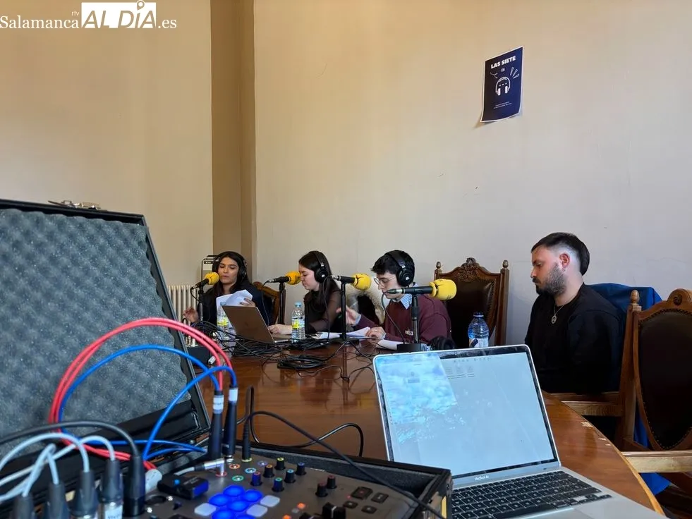 Foto 3 - Alumnos de Periodismo de la UPSA llevan la radio fuera de las aulas
