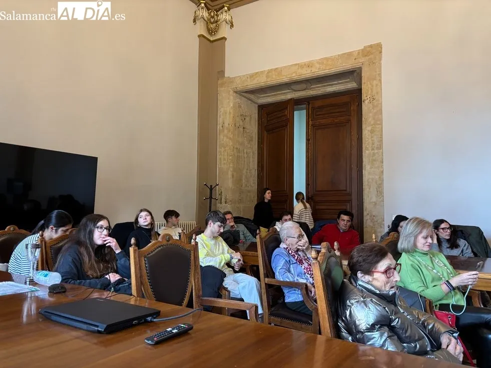 Foto 2 - Alumnos de Periodismo de la UPSA llevan la radio fuera de las aulas