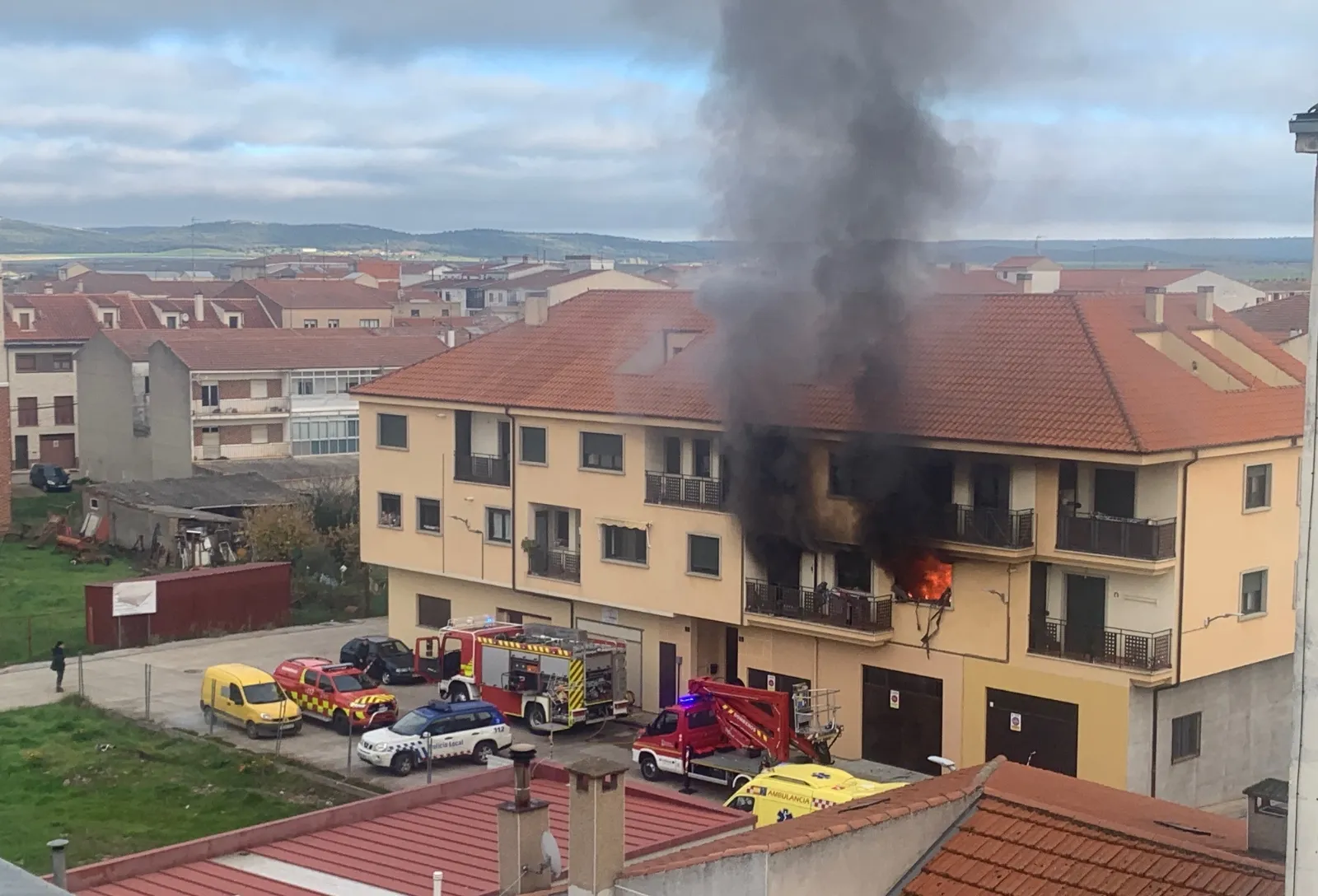 Foto 2 - Dos personas resultan intoxicadas en el incendio de una vivienda en la calle Mar&iacute;a de Molina