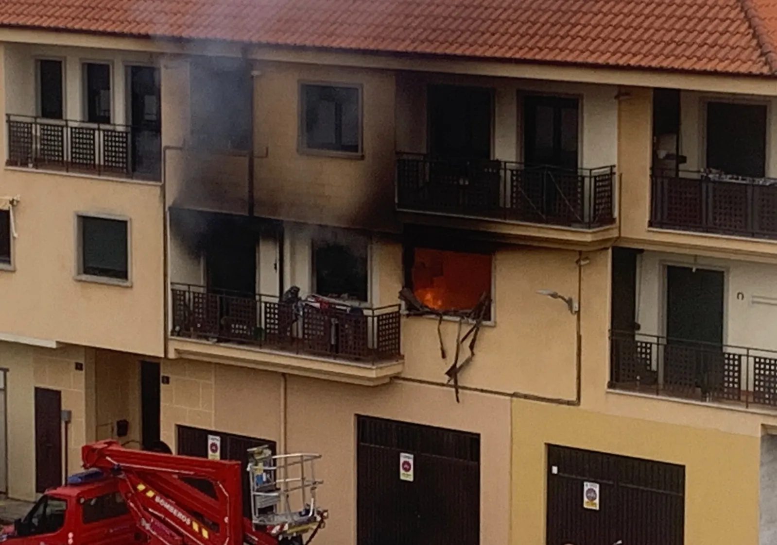 Foto 3 - Dos personas resultan intoxicadas en el incendio de una vivienda en la calle Mar&iacute;a de Molina