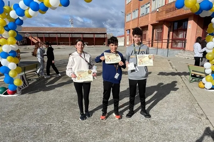 Foto 6 - El IES Leonardo Da Vinci pone en marcha con &eacute;xito la carrera solidaria 'Kil&oacute;metros por Malawi'