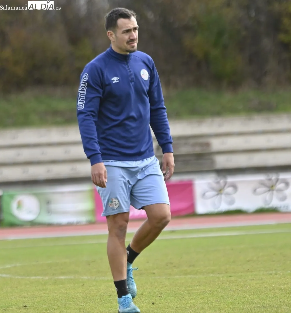 Maikel Villajos se retira del entrenamiento del Salamanca UDS, esta mañana, en las Pistas del Helmántico