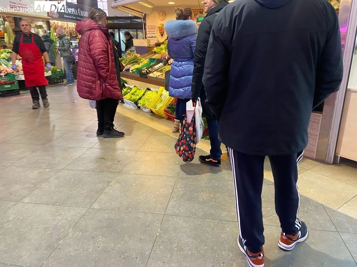 Familias salmantinas, comprando el menú de la cena de Nochevieja 