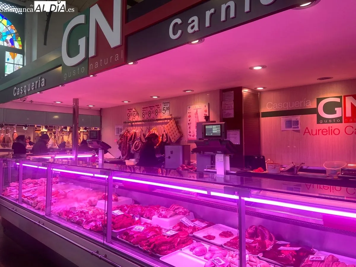 Familias salmantinas, comprando el menú de la cena de Nochevieja 