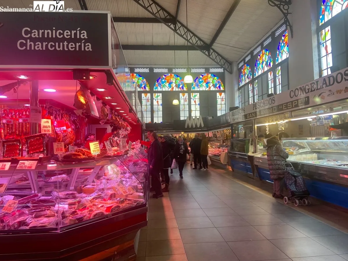 Familias salmantinas, comprando el menú de la cena de Nochevieja 