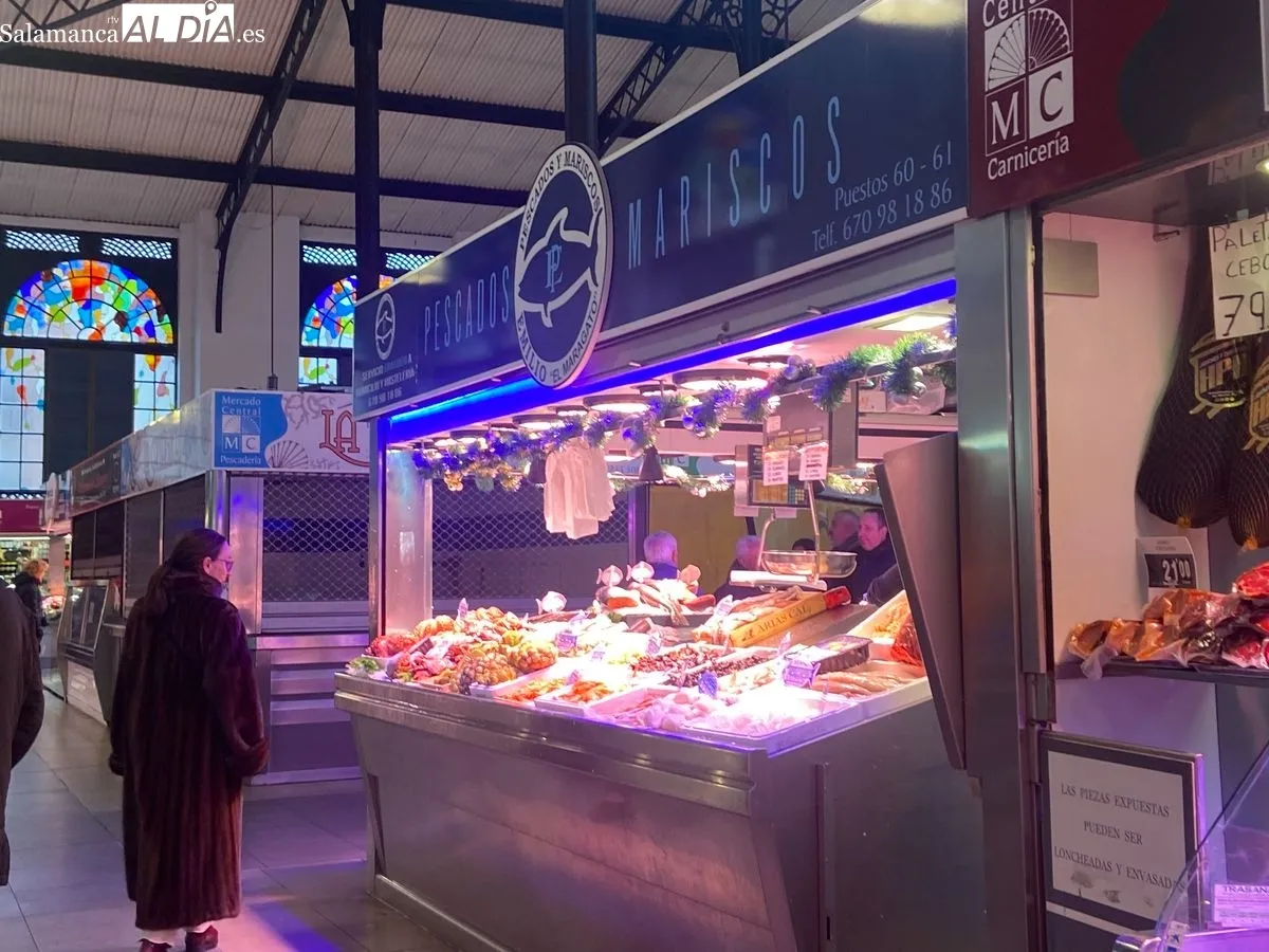 Familias salmantinas, comprando el menú de la cena de Nochevieja 