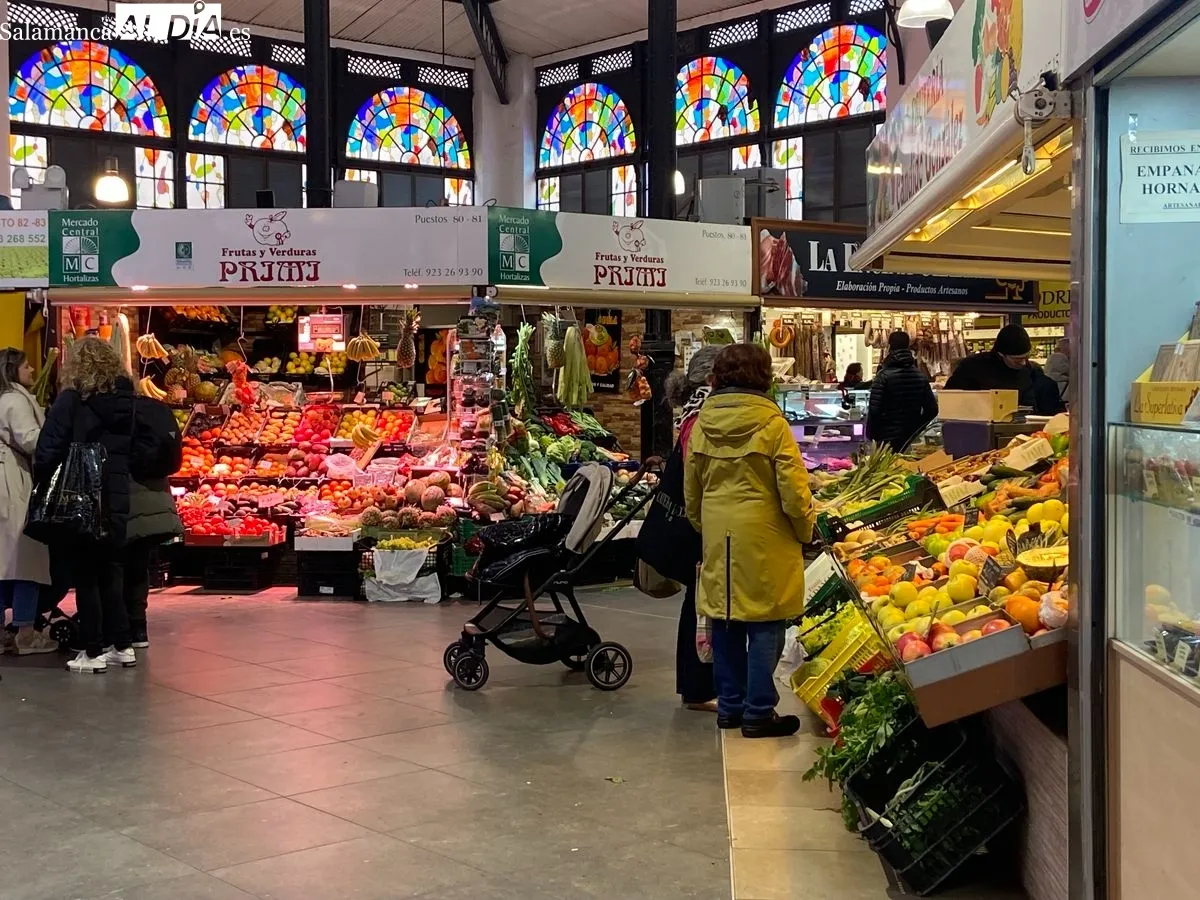 Familias salmantinas, comprando el menú de la cena de Nochevieja 