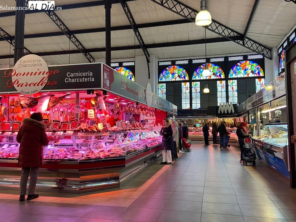 Familias salmantinas, comprando el menú de la cena de Nochevieja 