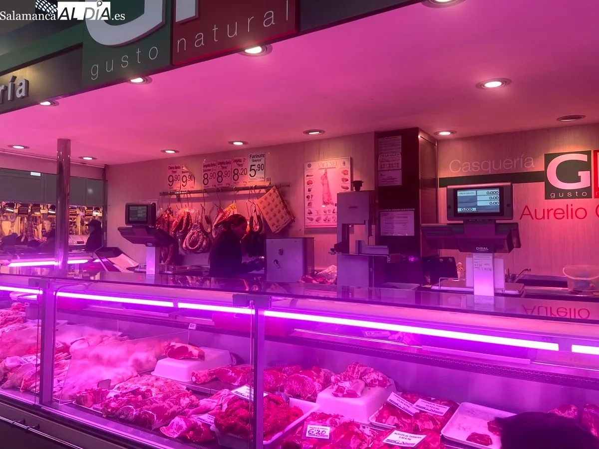 Familias salmantinas, comprando el menú de la cena de Nochevieja 
