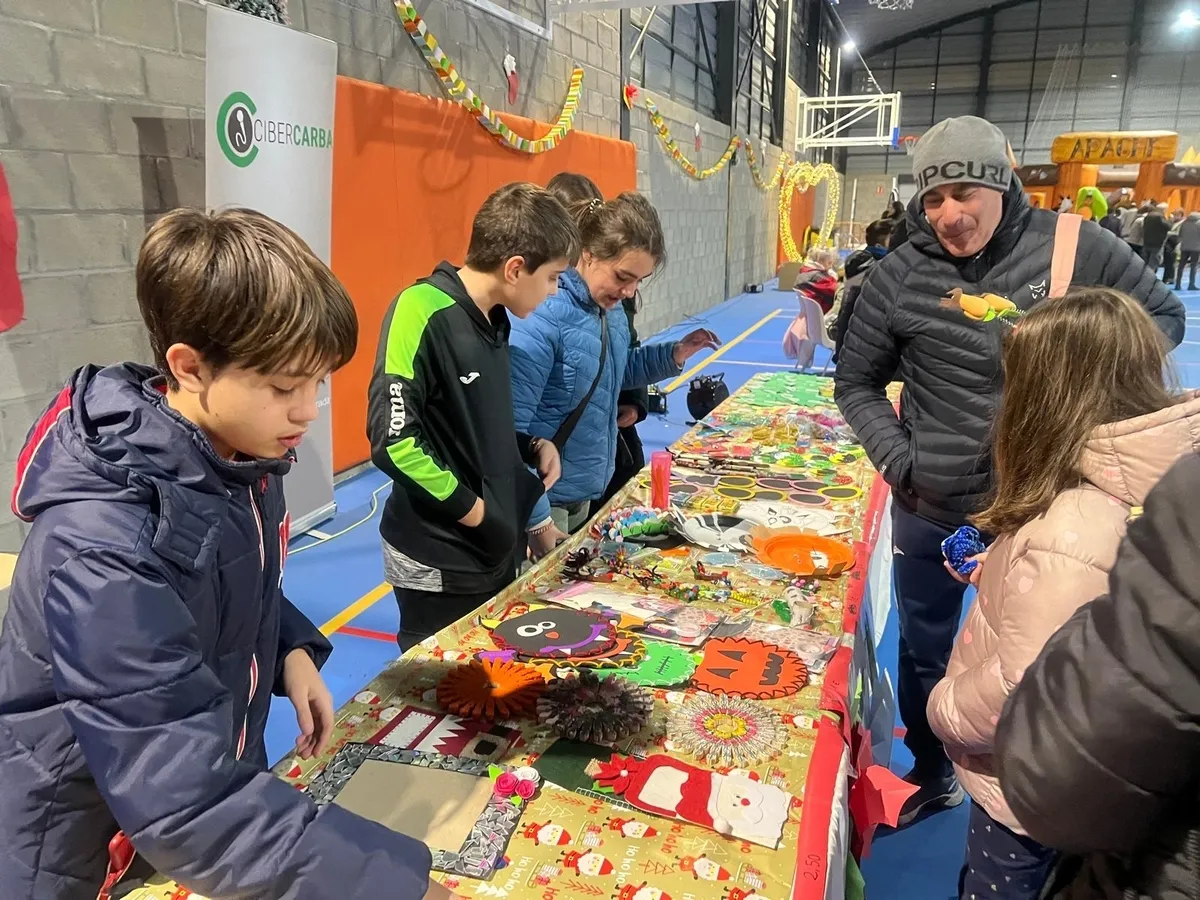 Foto 5 - La programaci&oacute;n navide&ntilde;a en Carbajosa da comienzo con la visita del Cartero Real y la apertura del Mercado Navide&ntilde;o
