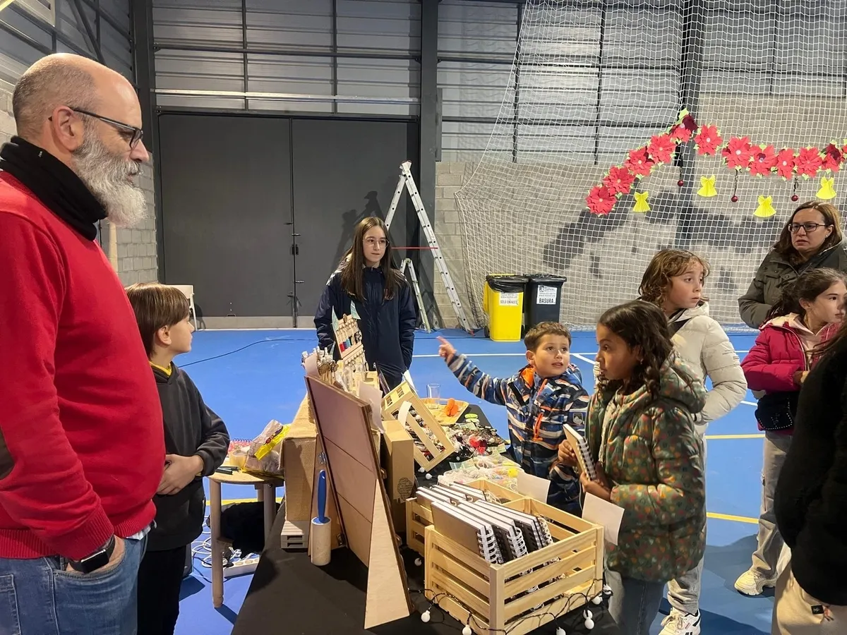 Foto 3 - La programaci&oacute;n navide&ntilde;a en Carbajosa da comienzo con la visita del Cartero Real y la apertura del Mercado Navide&ntilde;o