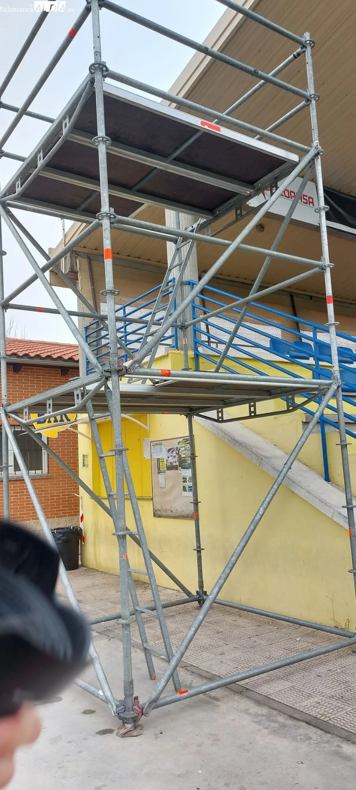 Una de las torres para las cámaras de TV en el Reina Sofía