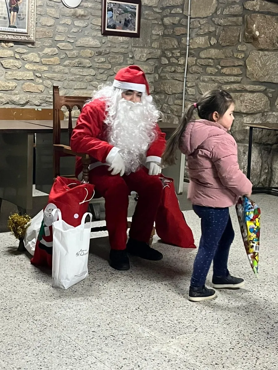 Visita de Papá Noel a los niños de Guadramiro