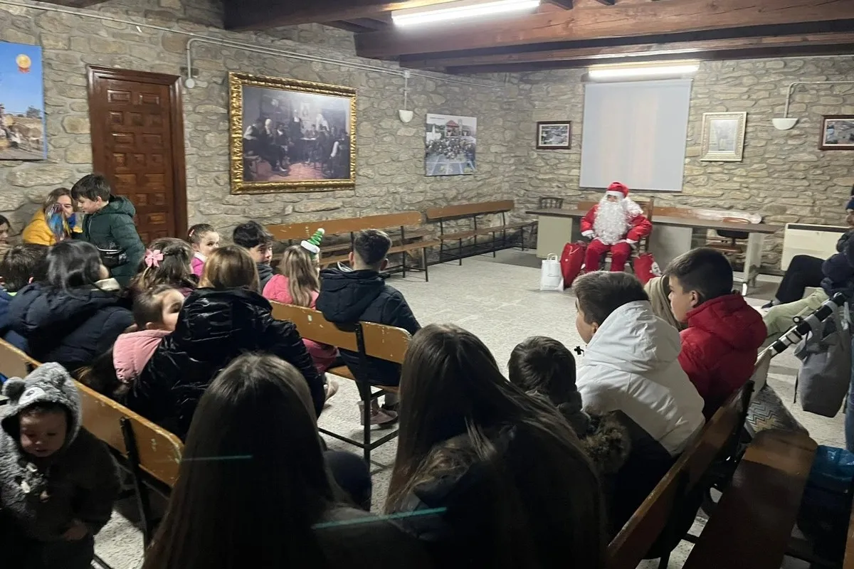 Visita de Papá Noel a los niños de Guadramiro