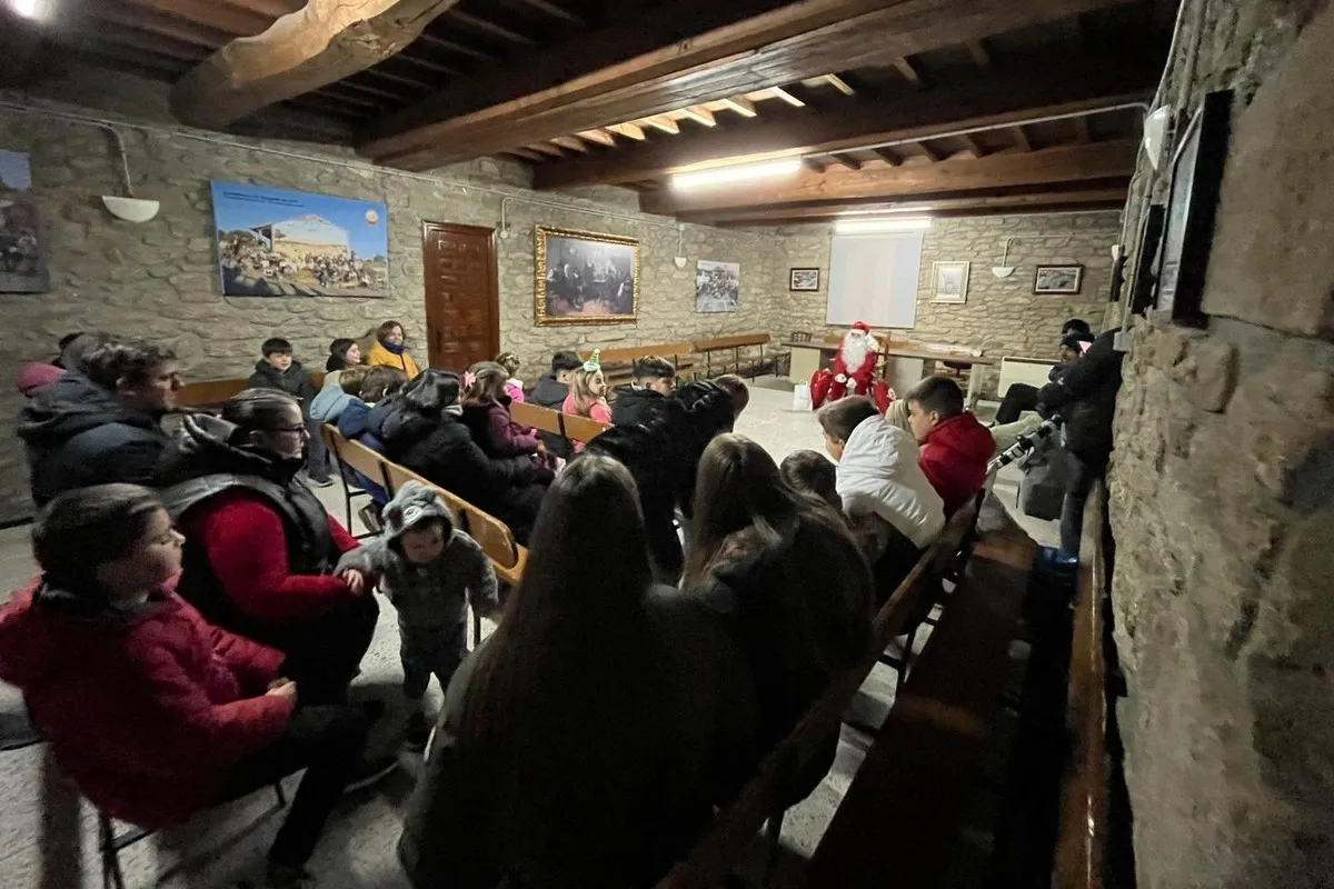 Visita de Papá Noel a los niños de Guadramiro