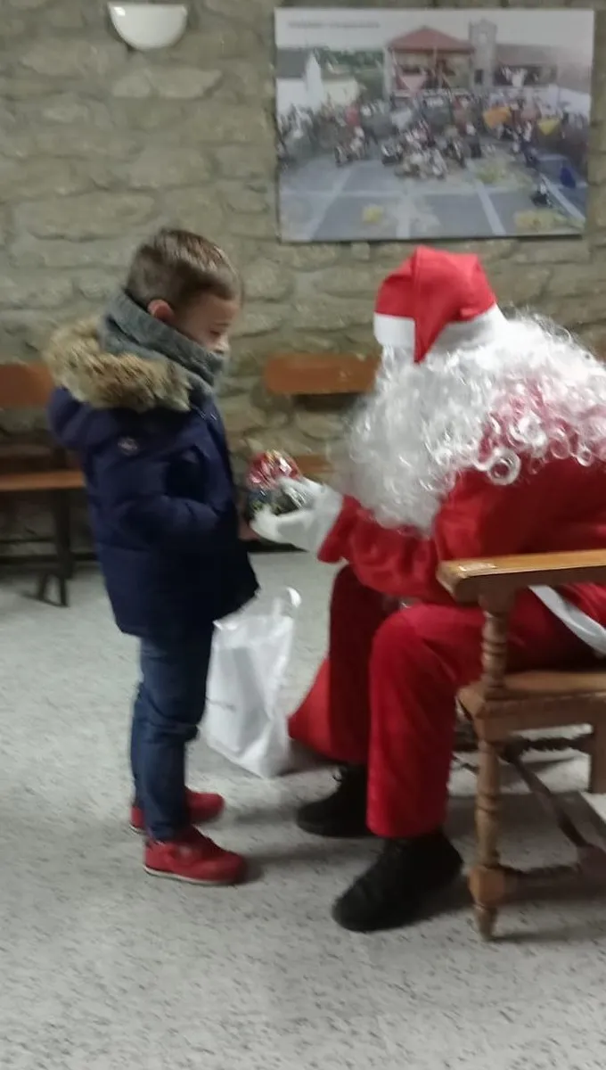 Visita de Papá Noel a los niños de Guadramiro