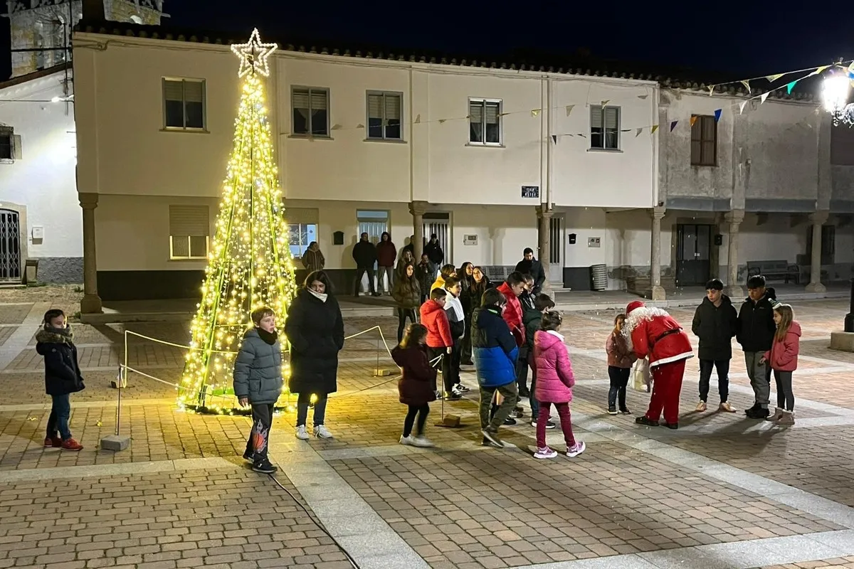 Visita de Papá Noel a los niños de Guadramiro