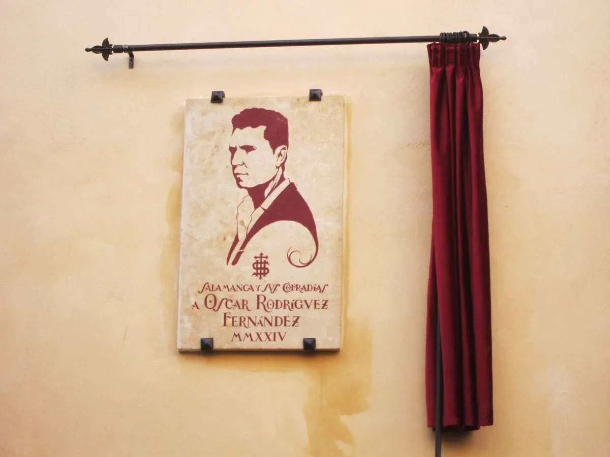 Inauguración en la calle Jesús de la placa 'in memoriam' dedicada a Óscar Rodríguez Fernández. Foto de Gabriel Alonso