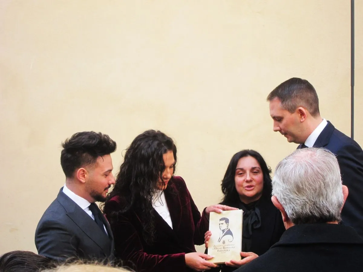 Inauguración en la calle Jesús de la placa 'in memoriam' dedicada a Óscar Rodríguez Fernández. Foto de Gabriel Alonso