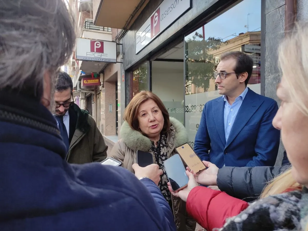 La subdelegada del Gobierno en Salamanca, Rosa López, ha presentado el Plan Comercio Seguro, en Santa Marta de Tormes