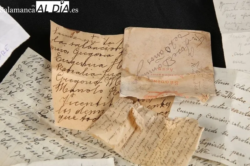 Foto 6 - Encontrados escritos y retratos del siglo XX dentro del sepulcro de m&aacute;rmol de Santa Teresa