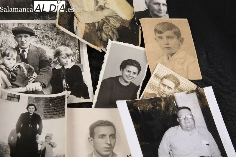 Foto 5 - Encontrados escritos y retratos del siglo XX dentro del sepulcro de m&aacute;rmol de Santa Teresa