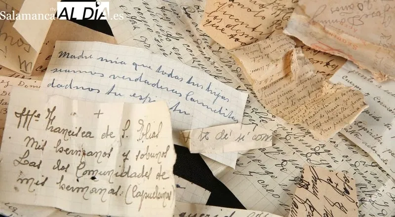 Foto 4 - Encontrados escritos y retratos del siglo XX dentro del sepulcro de m&aacute;rmol de Santa Teresa
