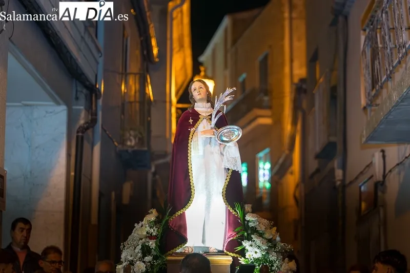 Foto 2 - Alba de Tormes arropa a Santa Luc&iacute;a en su d&iacute;a grande