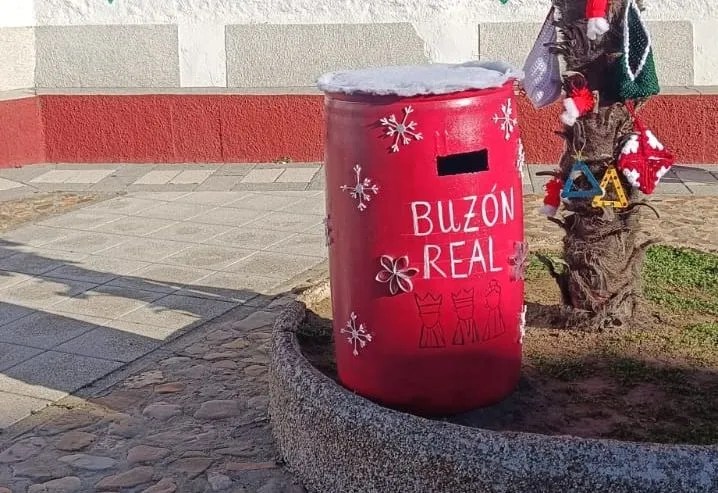 Foto 5 -  'Allende del R&iacute;o' se vuelca en la decoraci&oacute;n navide&ntilde;a de Sieteiglesias