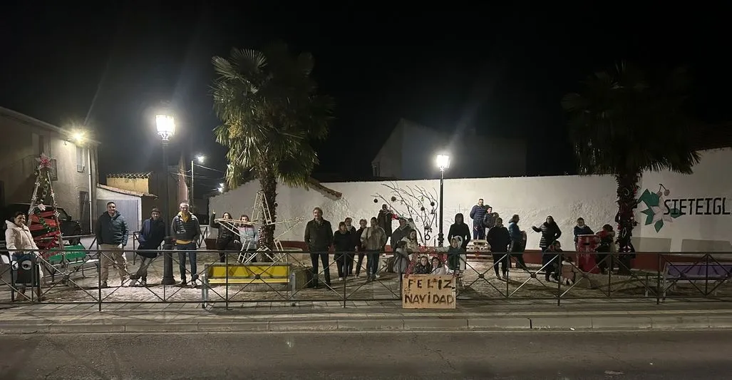 Foto 4 -  'Allende del R&iacute;o' se vuelca en la decoraci&oacute;n navide&ntilde;a de Sieteiglesias