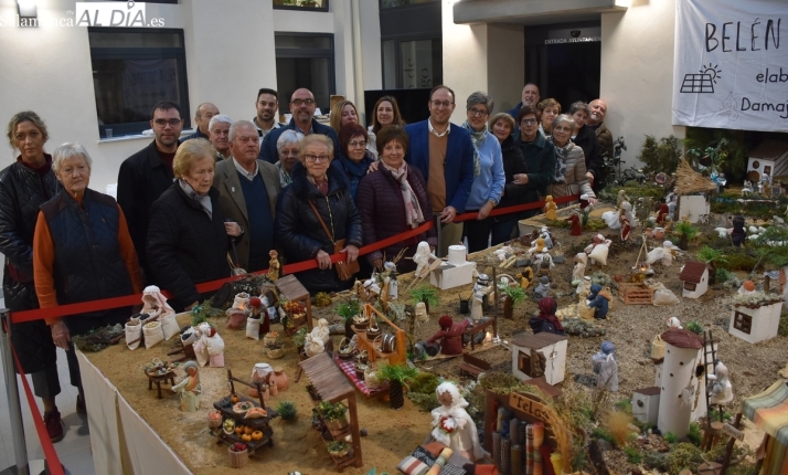 Inaugurado el gran belén montado por las Damajuanas en la Casa Consistorial mirobrigense