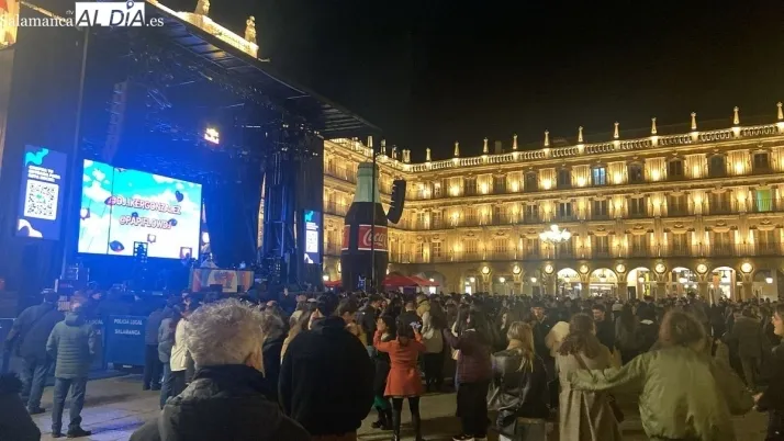 FOTOS Y V&Iacute;DEO de la explosi&oacute;n de j&uacute;bilo en la Plaza Mayor de Salamanca para recibir el nuevo a&ntilde;o universitario | Imagen 2