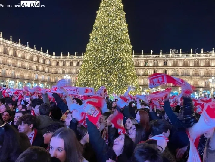 FOTOS Y V&Iacute;DEO de la explosi&oacute;n de j&uacute;bilo en la Plaza Mayor de Salamanca para recibir el nuevo a&ntilde;o universitario | Imagen 6