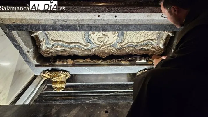 Encontrados escritos y retratos del siglo XX dentro del sepulcro de m&aacute;rmol de Santa Teresa | Imagen 1