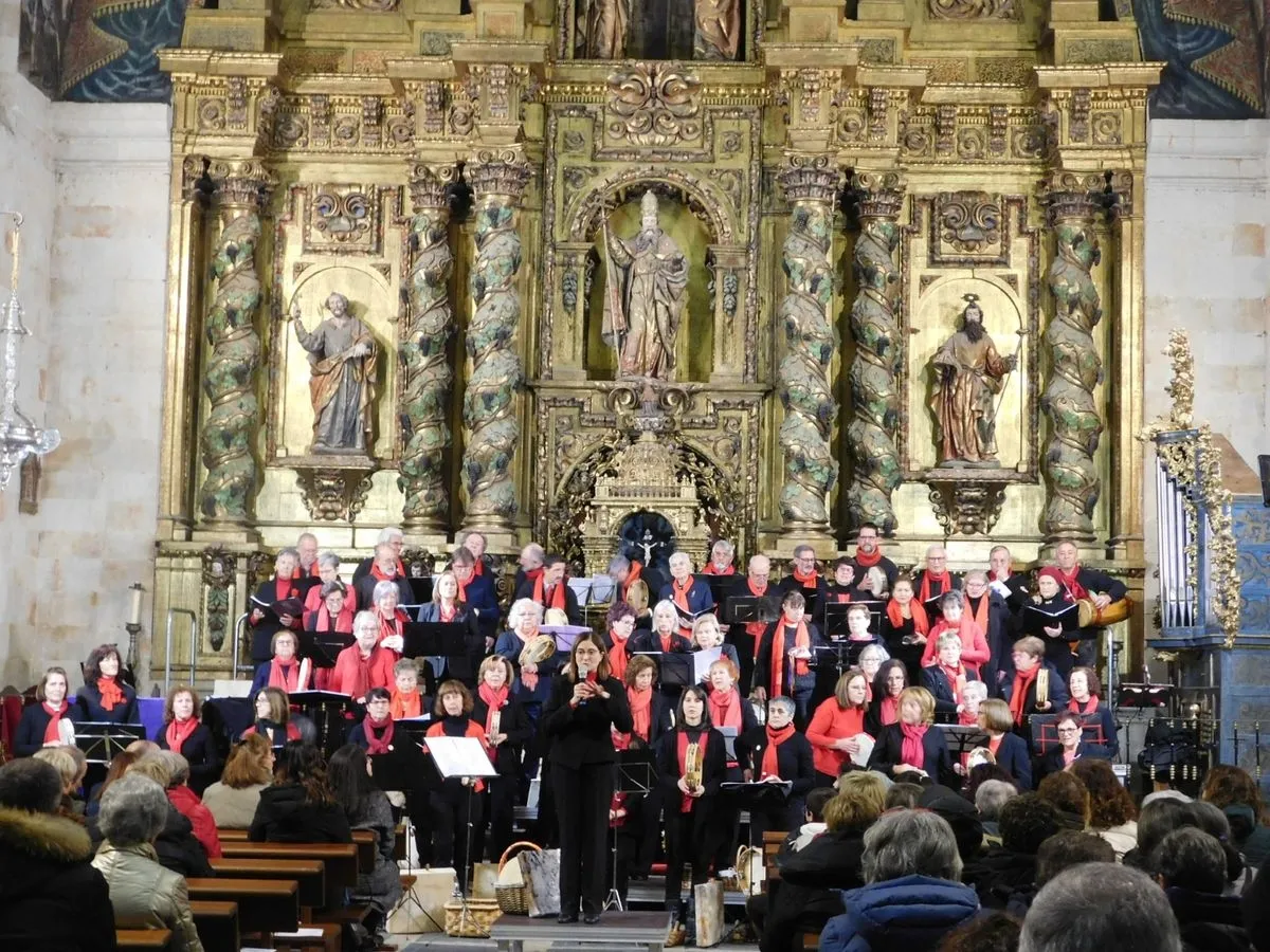 Concierto de villancicos tradicionales del programa 'La Salina es Navidad en la provincia' en la iglesia de Villares de la Reina