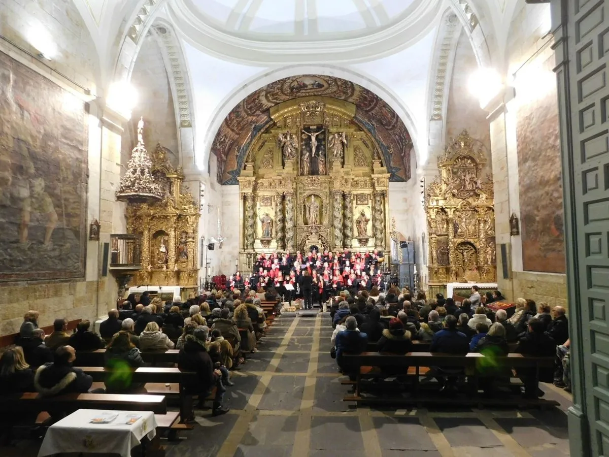 Concierto de villancicos tradicionales del programa 'La Salina es Navidad en la provincia' en la iglesia de Villares de la Reina