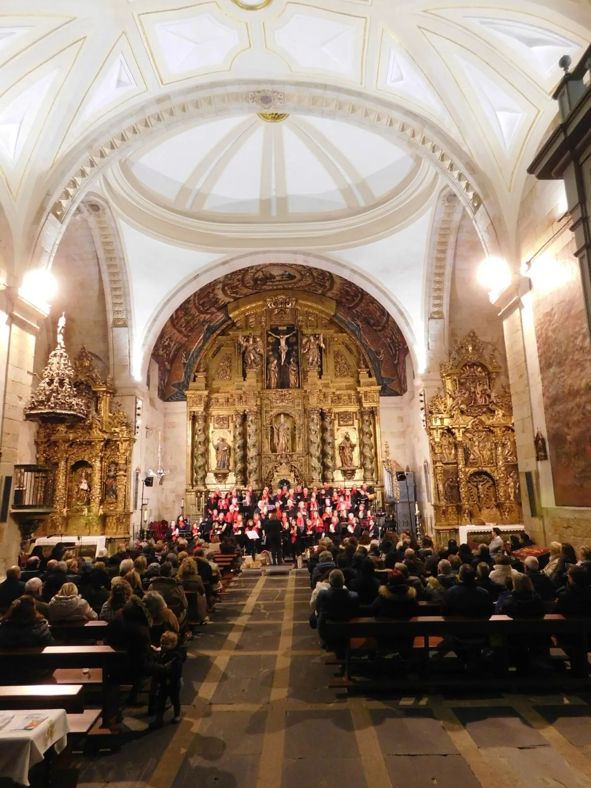 Concierto de villancicos tradicionales del programa 'La Salina es Navidad en la provincia' en la iglesia de Villares de la Reina