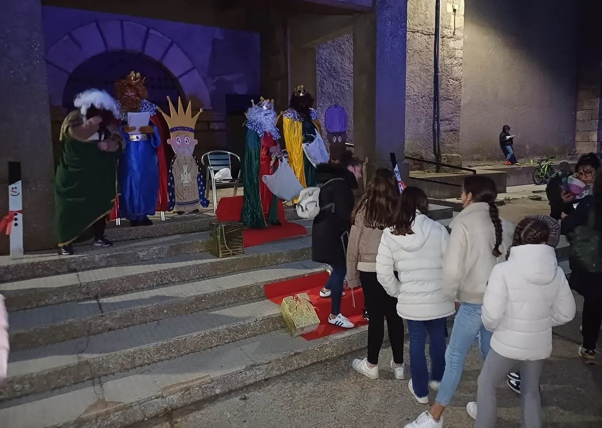 Foto 4 - Los Magos visitan por anticipado El Sah&uacute;go para escapar de la lluvia