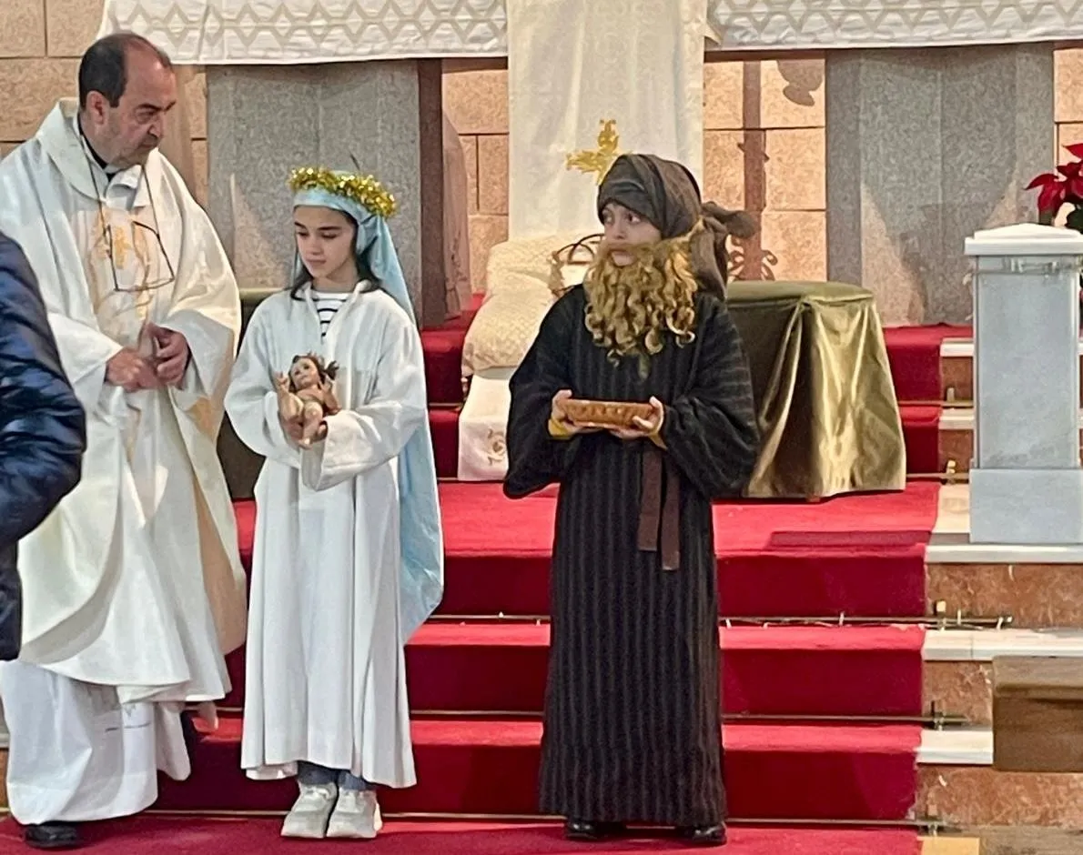 Foto 2 - Un nacimiento viviente anima la misa dominical en Sancti-Sp&iacute;ritus