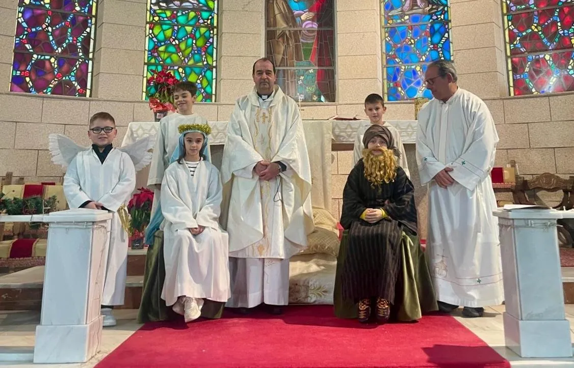 Foto 3 - Un nacimiento viviente anima la misa dominical en Sancti-Sp&iacute;ritus