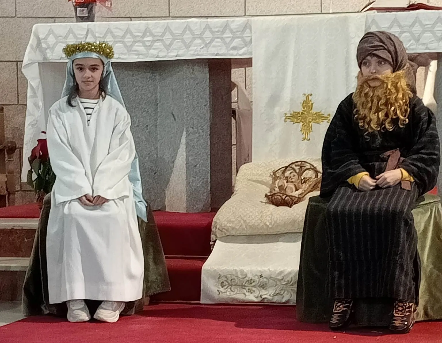 Foto 5 - Un nacimiento viviente anima la misa dominical en Sancti-Sp&iacute;ritus