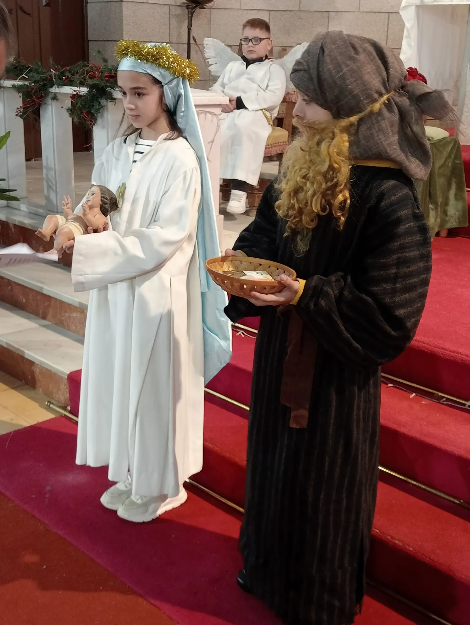 Foto 6 - Un nacimiento viviente anima la misa dominical en Sancti-Sp&iacute;ritus