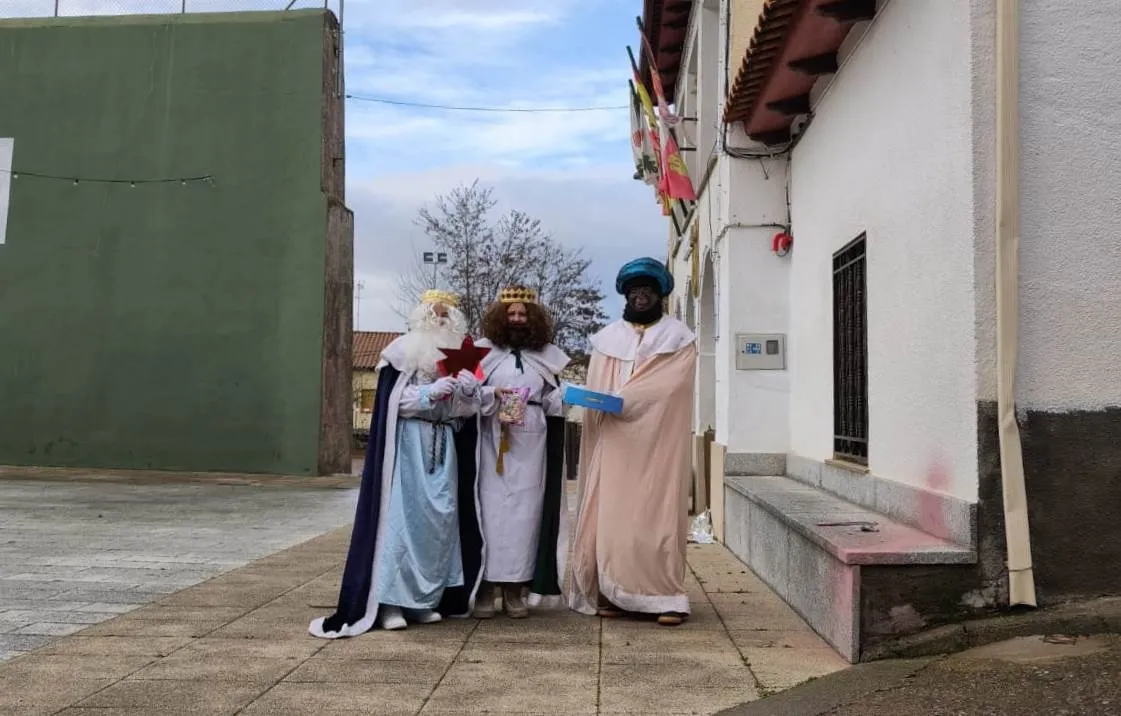 Foto 2 - Los Magos se acercan a Villarejo tras tomar rosc&oacute;n con los vecinos de Agallas