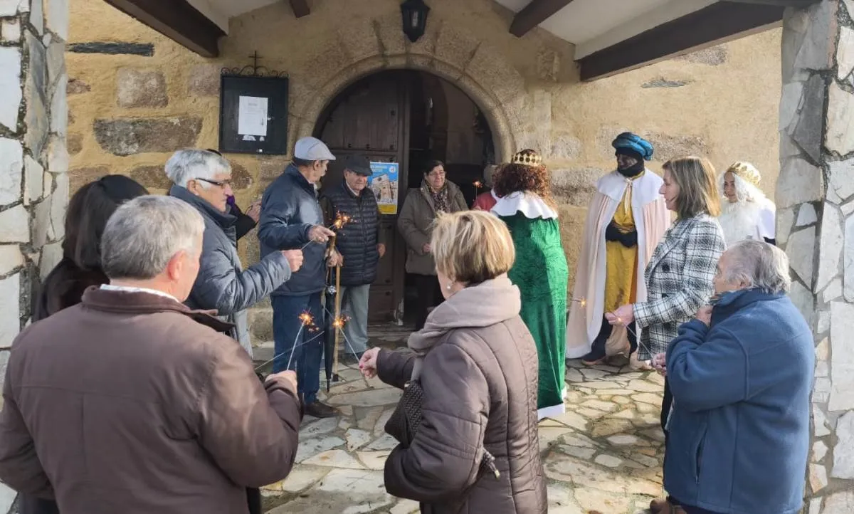 Foto 6 - Los Magos se acercan a Villarejo tras tomar rosc&oacute;n con los vecinos de Agallas