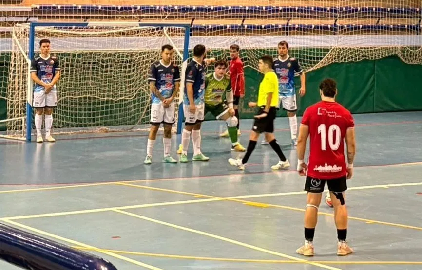 Foto 6 - El mal inicio de cada per&iacute;odo condena al III Senior en su visita al Tierra Castellana