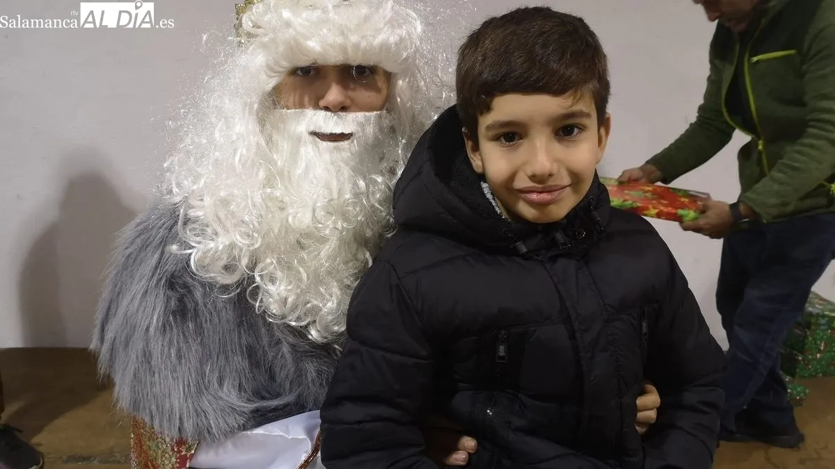 Foto 10 - Los Reyes Magos entregan regalos a los ni&ntilde;os y a los mayores en La Fregeneda