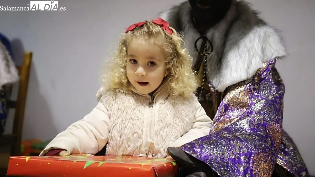 Foto 9 - Los Reyes Magos entregan regalos a los ni&ntilde;os y a los mayores en La Fregeneda