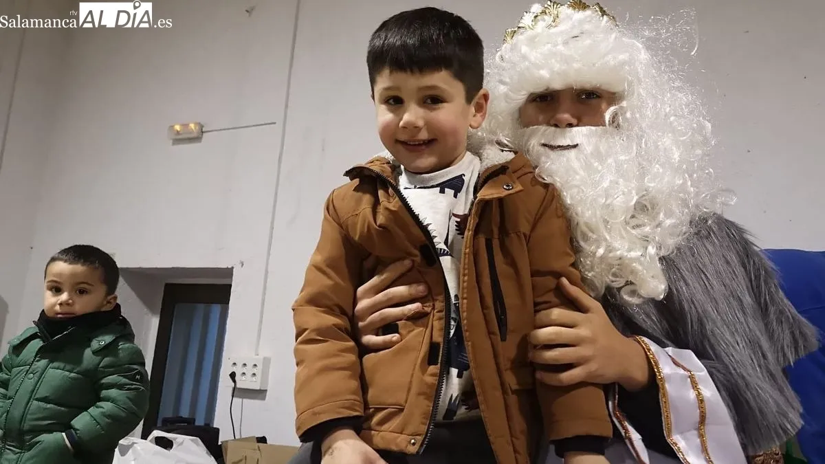 Foto 7 - Los Reyes Magos entregan regalos a los ni&ntilde;os y a los mayores en La Fregeneda