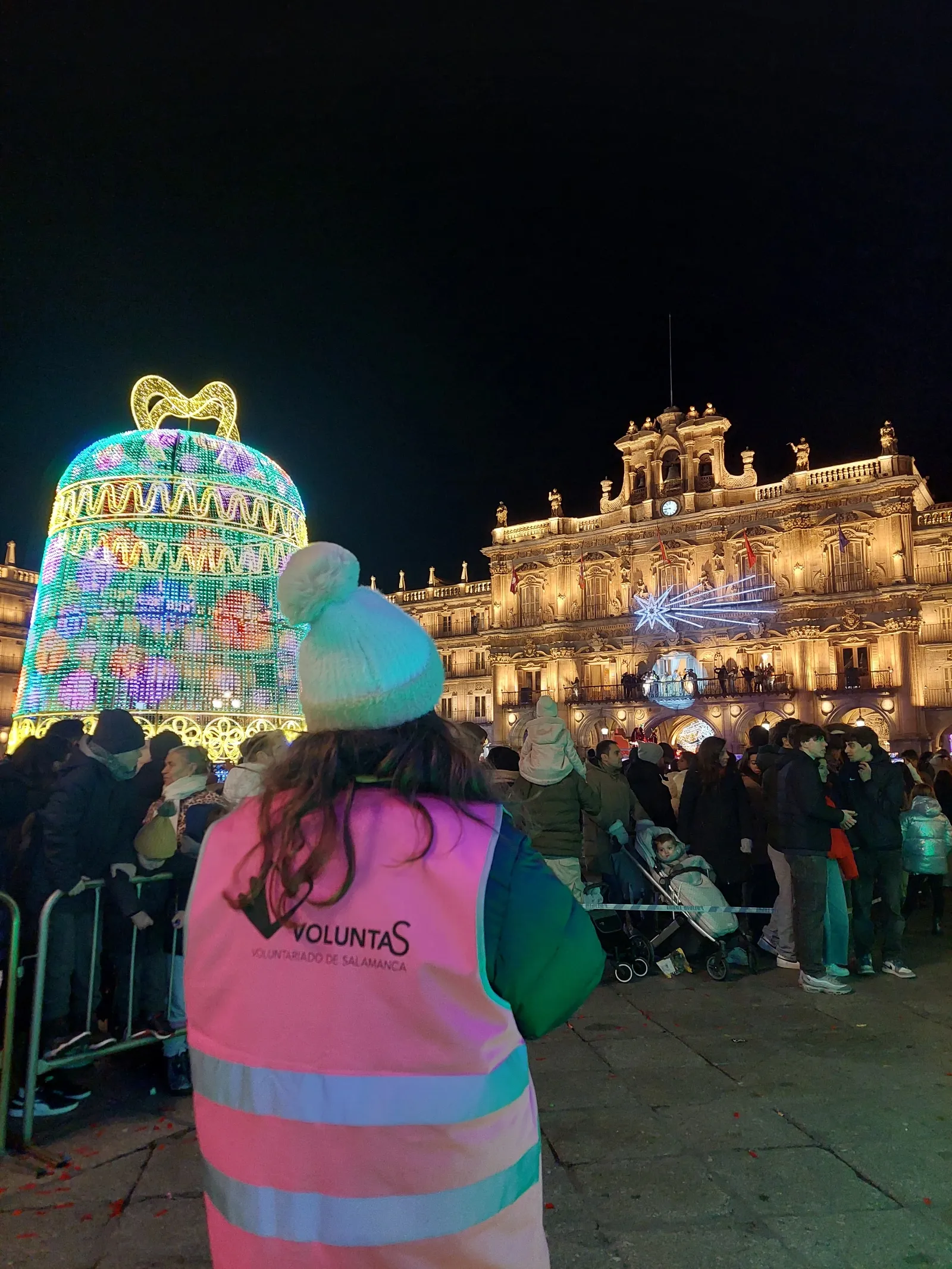 “Lo más bonito es ver la ilusión de los niños”, afirma Alba, una salmantina voluntaria en la Cabalgata de Reyes 