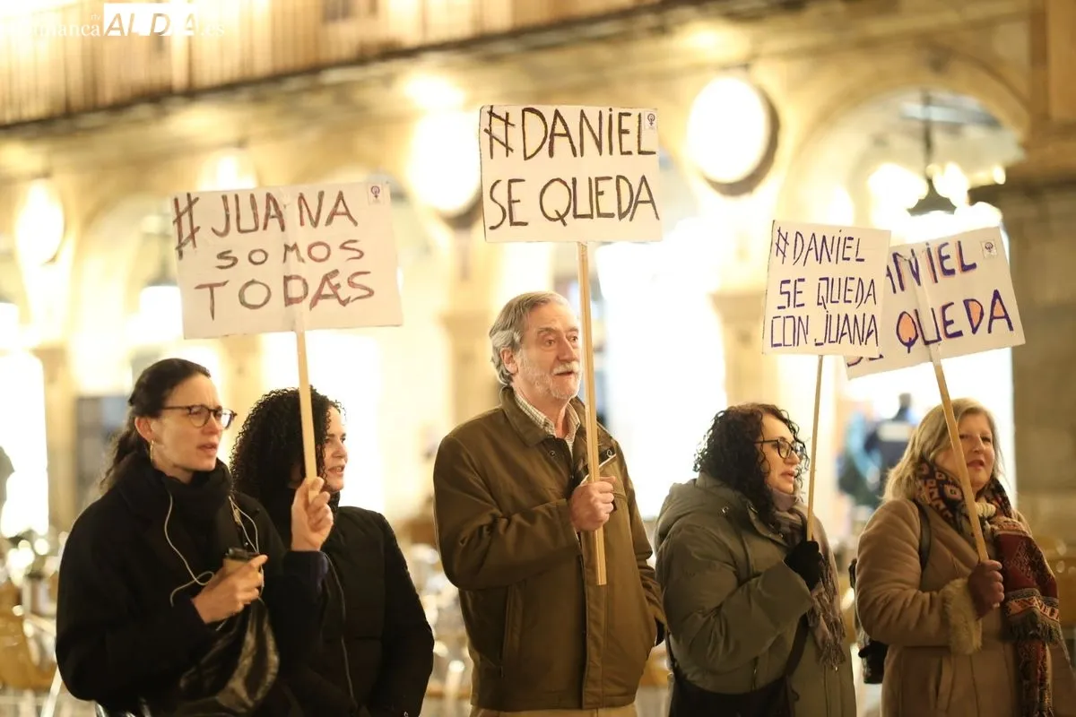Salamanca se concentra en apoyo a Juana Rivas y de Daniel, su hijo menor | FOTOS: David Sañudo